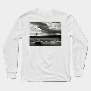 Yacht at low tide - Burnham Overy Staithe, Norfolk, UK Long Sleeve T-Shirt